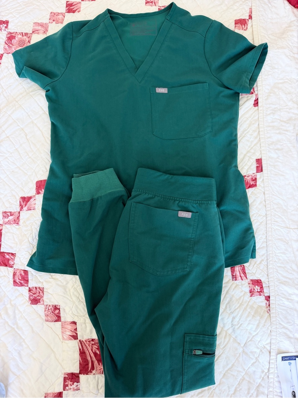 FIGS Women's Hunter Green Scrub Top & Jogger Set